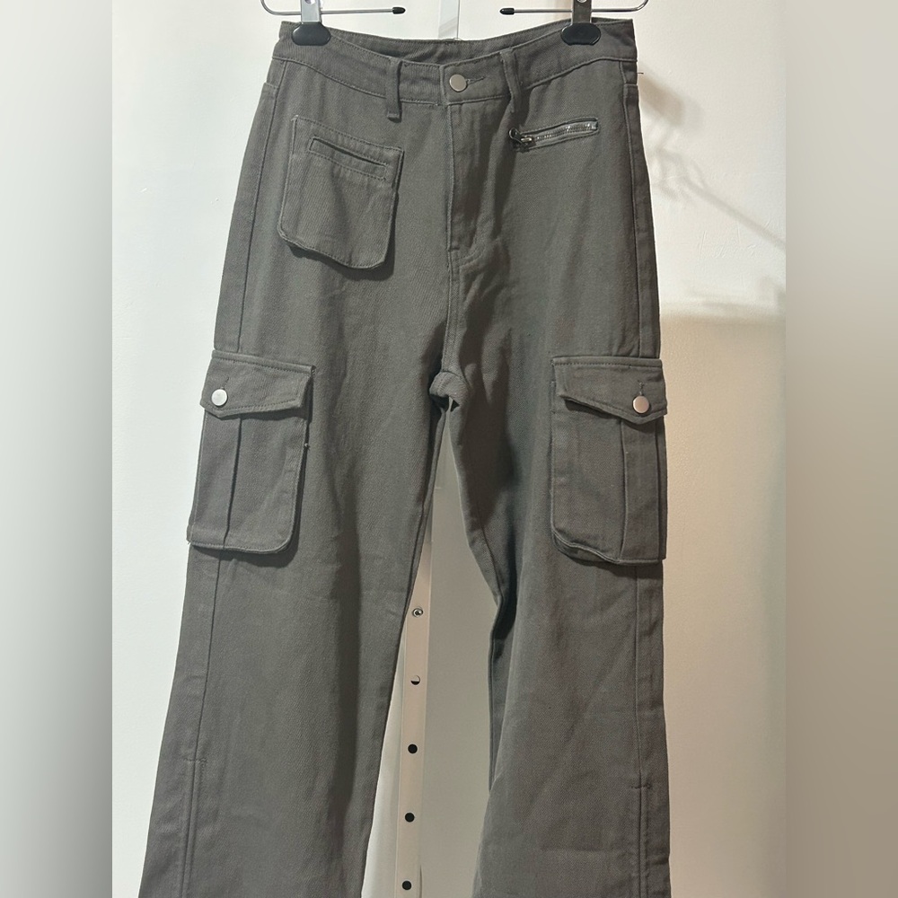 Cider Sz M NWT  - Gray Cargo Pants with Sturdy Material and Straight Fit - Picture 2 of 13